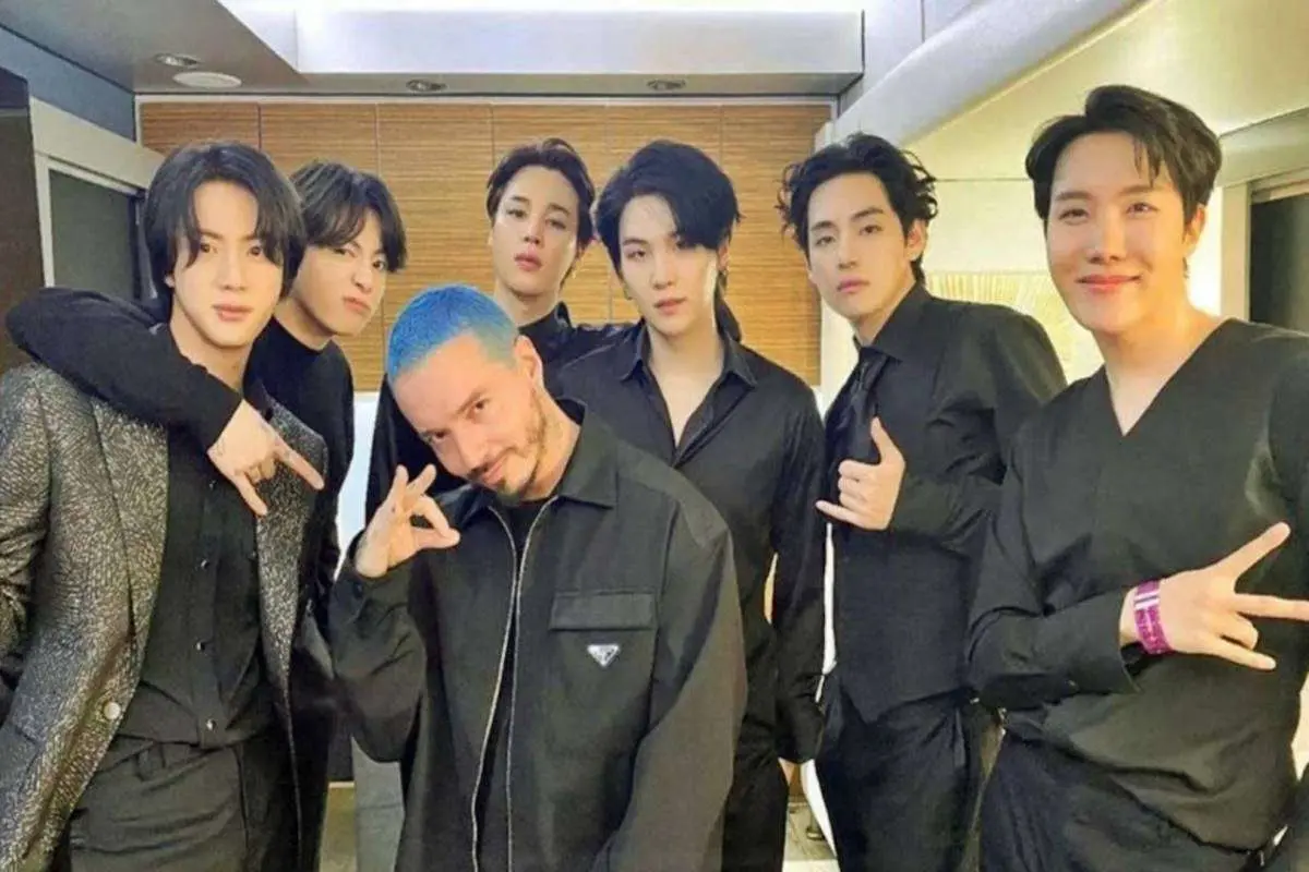 J Balvin évoque une nouvelle collaboration avec BTS, les fans réagissent