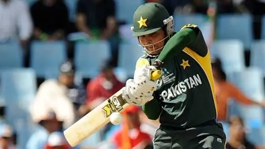 Afridi, Akmal maul New Zealand in first one-day
