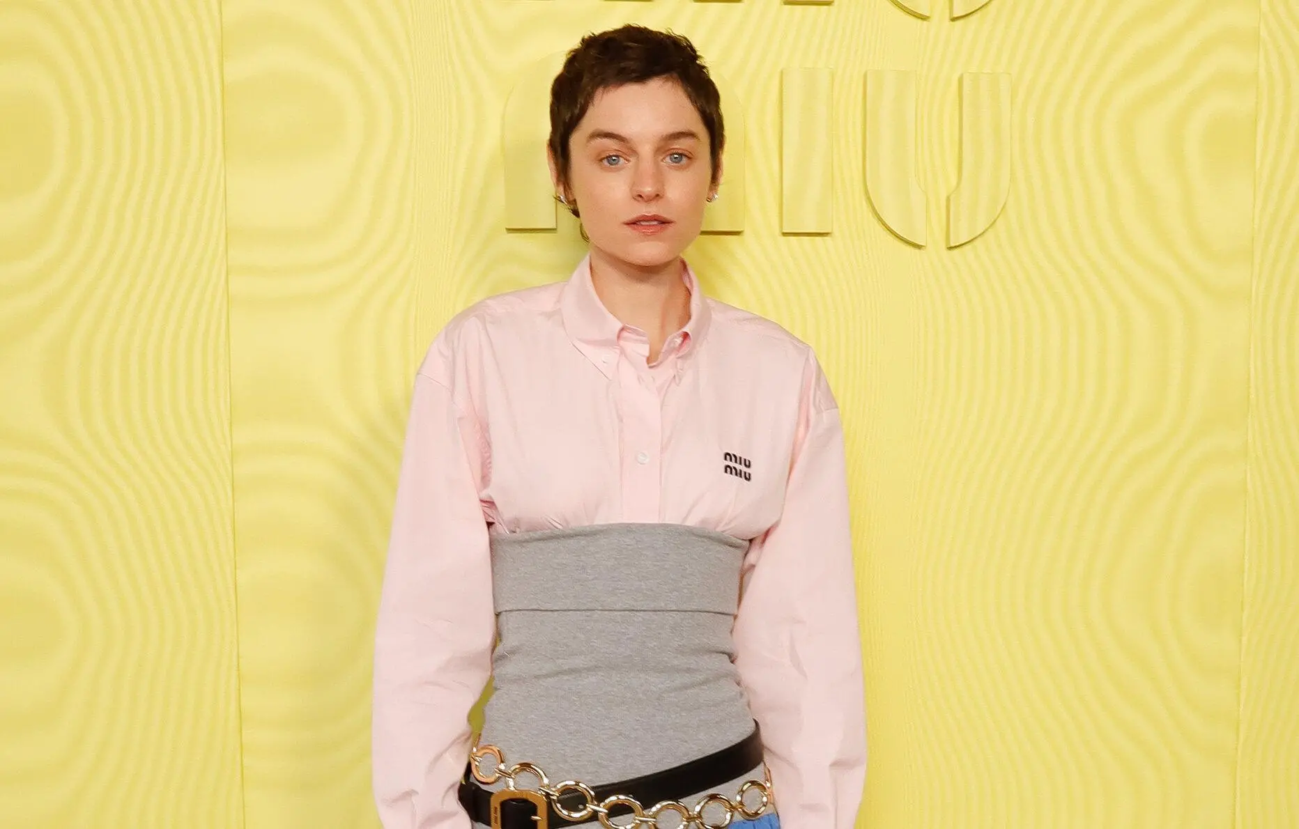 Emma Corrin, une actrice montante au style audacieux