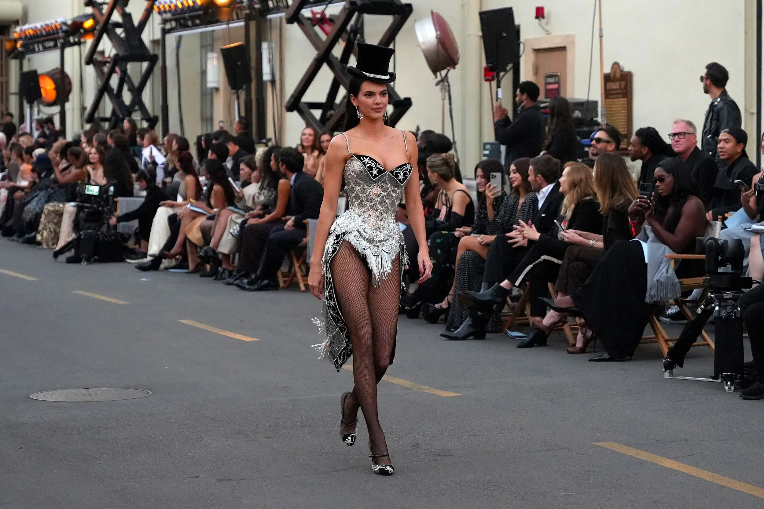 Kendall Jenner danseuse de Moulin Rouge, Nicole Kidman sublime en noir… le Vogue World a tenu ses promesses